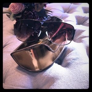 Guess unisex sunglasses.